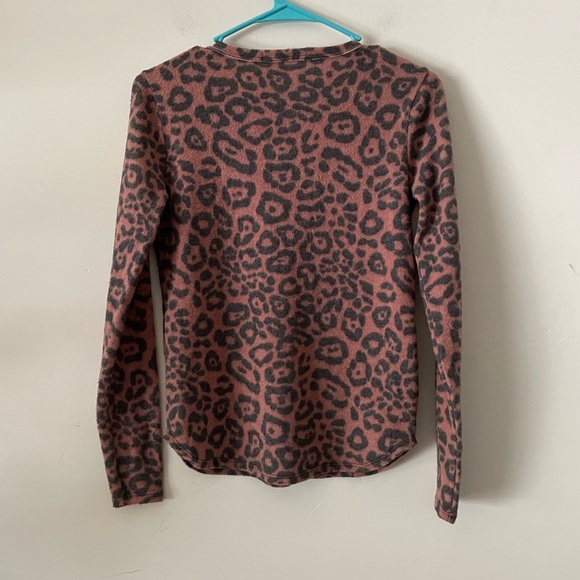 SOCIALITE ladies long sleeve shirt pink with gray animal print. Size XS - Picture 2 of 3